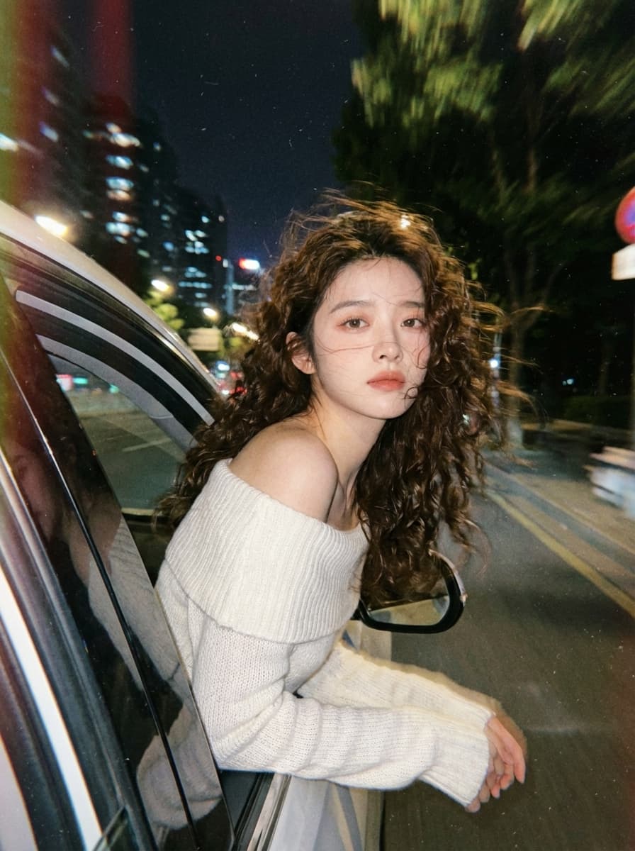 探出车窗的女士